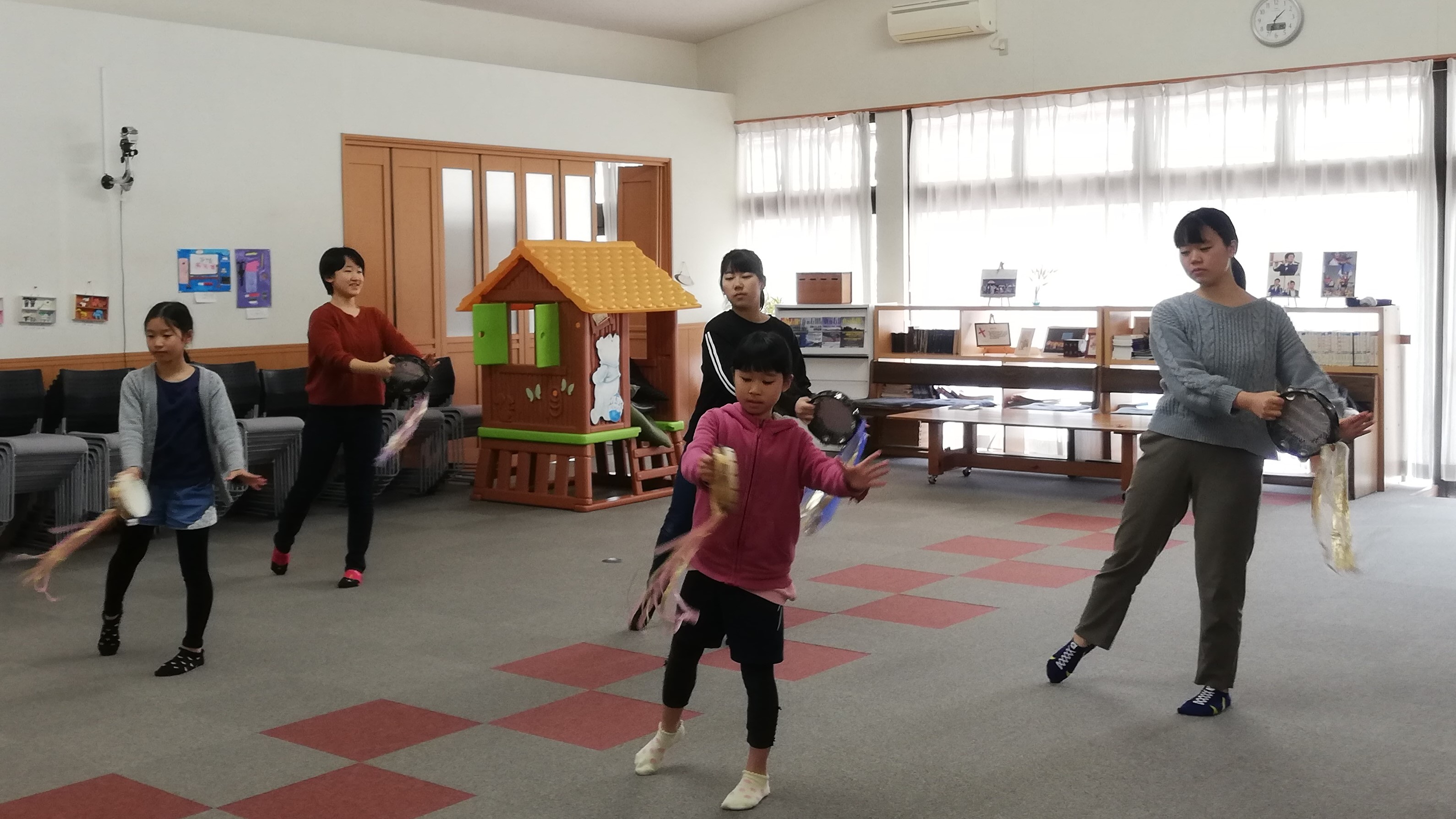 みんなそろってタンバリンダンスの練習