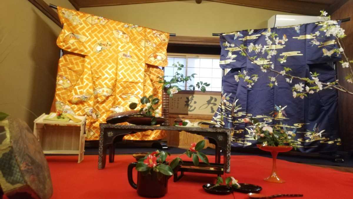 能衣装と花芸安達流による花