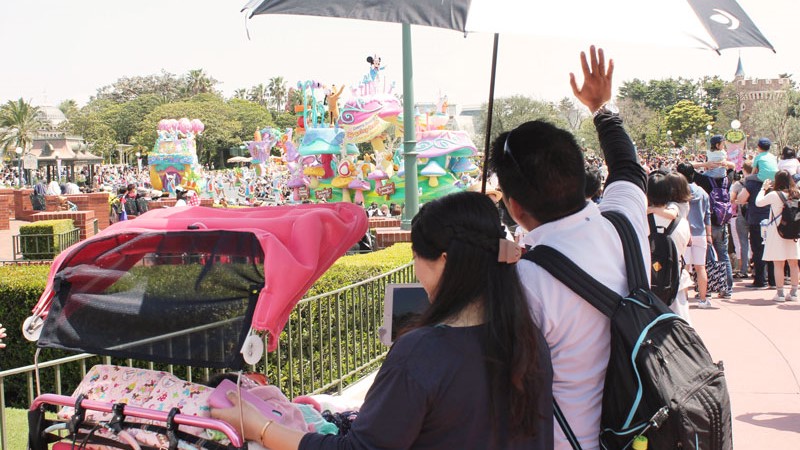 旅行中の親子の一コマ