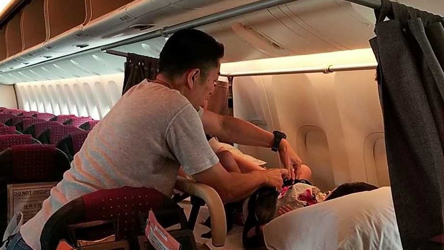 難病児の飛行機での移動に付き添うボランティアの小児科医