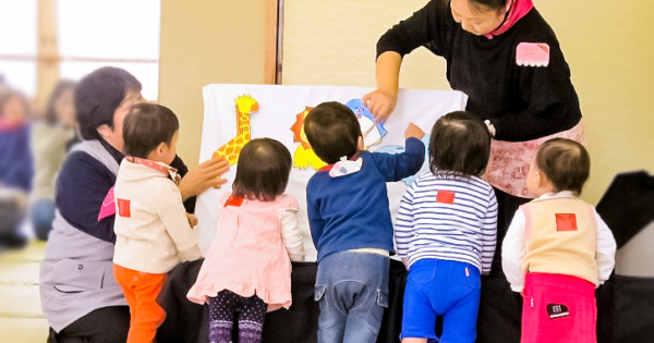 孤育てさせず、親子が育ちあう子育てサロンは親子の遊び場。
