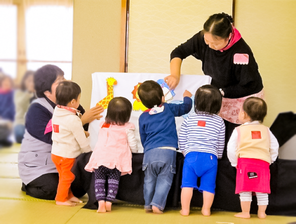 孤育てさせず、親子が育ちあう子育てサロンは親子の遊び場。