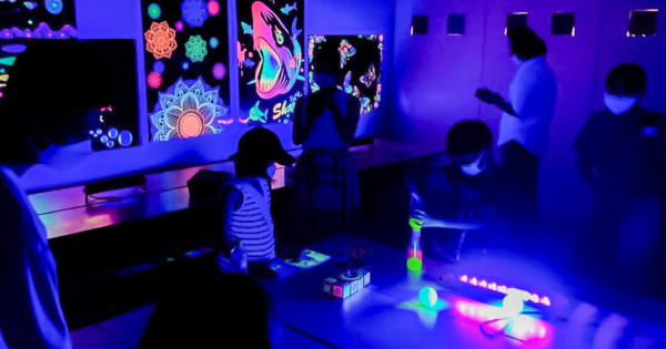 【開催報告】夏休み科学実験教室 ふしぎな光の世界 スヌーズレン体験＆ブラックライト実験